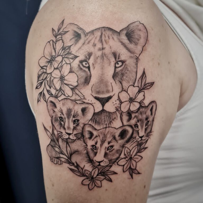 Tattoo Artiest Victoria Veerkamp Tattoo Studio Ink & Intuition Leeuwin en Cubs Tattoo Lioness and Cubs Tattoo moeder kind tattoo