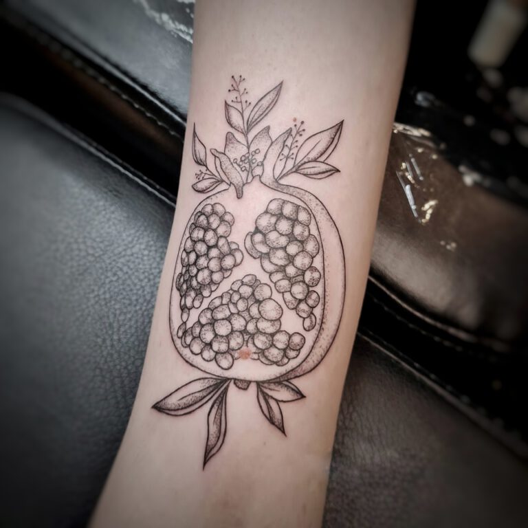 Tattoo Artiest Victoria Veerkamp Tattoo Studio Ink & Intuition Pomegranate Granaatappel Tattoo