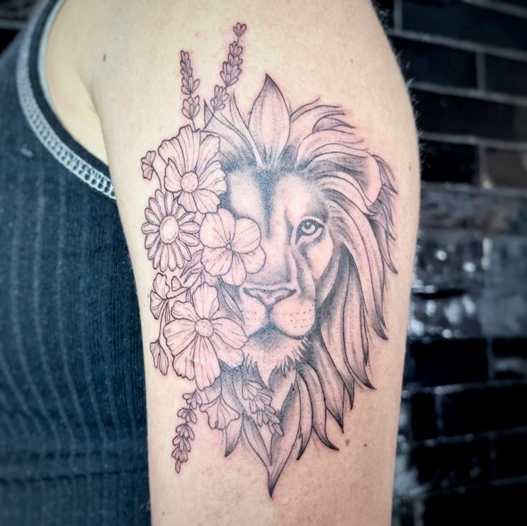 Tattoo Studio Ink & Intuition Tattoo Artiest Cleo Vlaming Lion Leeuw met bloemen Tattoo