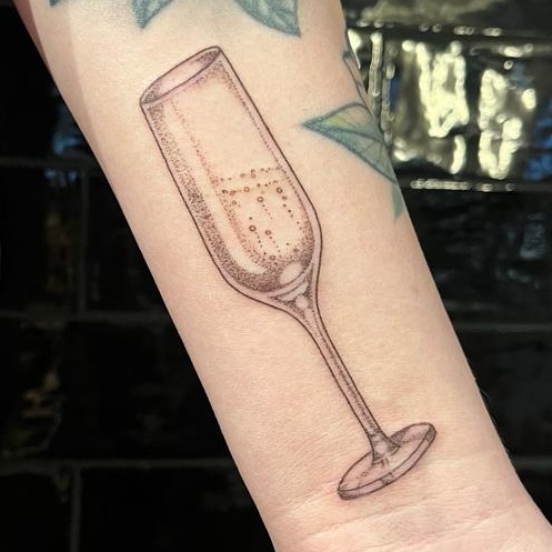 Tattoo Studio Ink &amp; Intuition Tattoo Artiest Cleo Vlaming Prosecco Glaasje Champagne Glas Tattoo