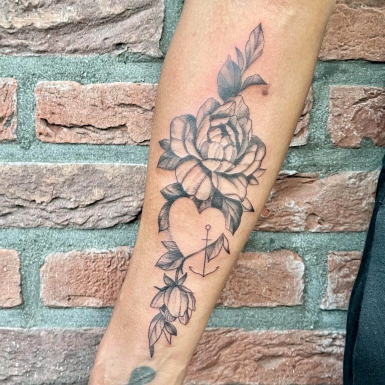 Tattoo Studio Ink & Intuition Tattoo Artiest Cleo Vlaming Rose and Heart Tattoo