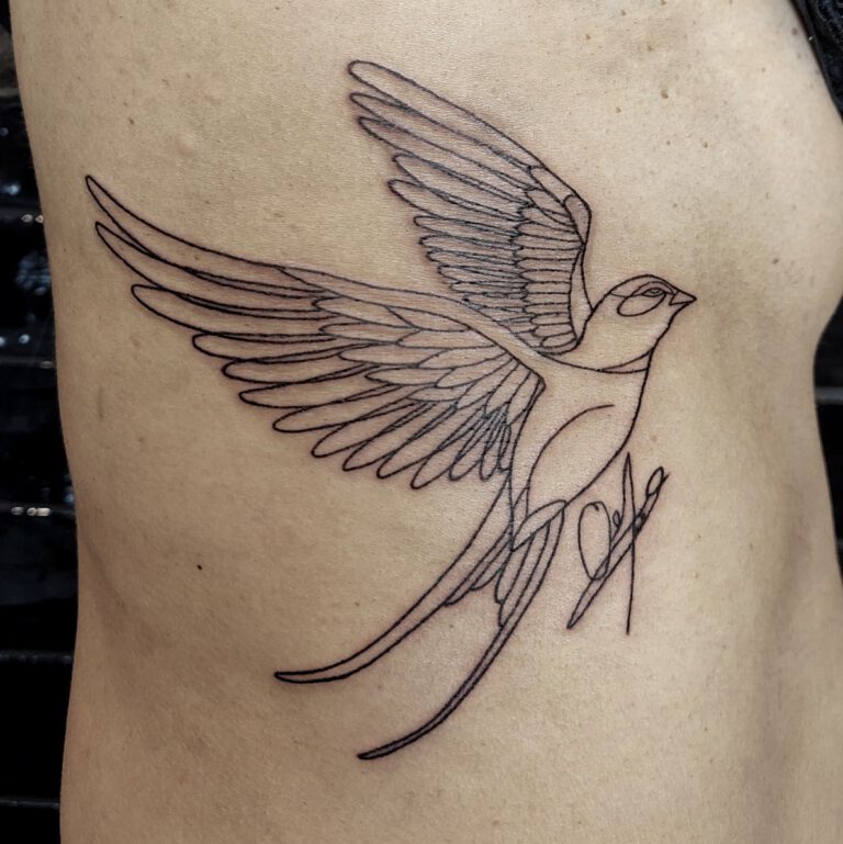 Yara Verhoeve Tattoo one liner bird tattoo
