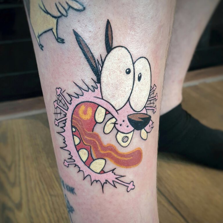 Courage de laffe hond Tattoo door Marloes Lupker