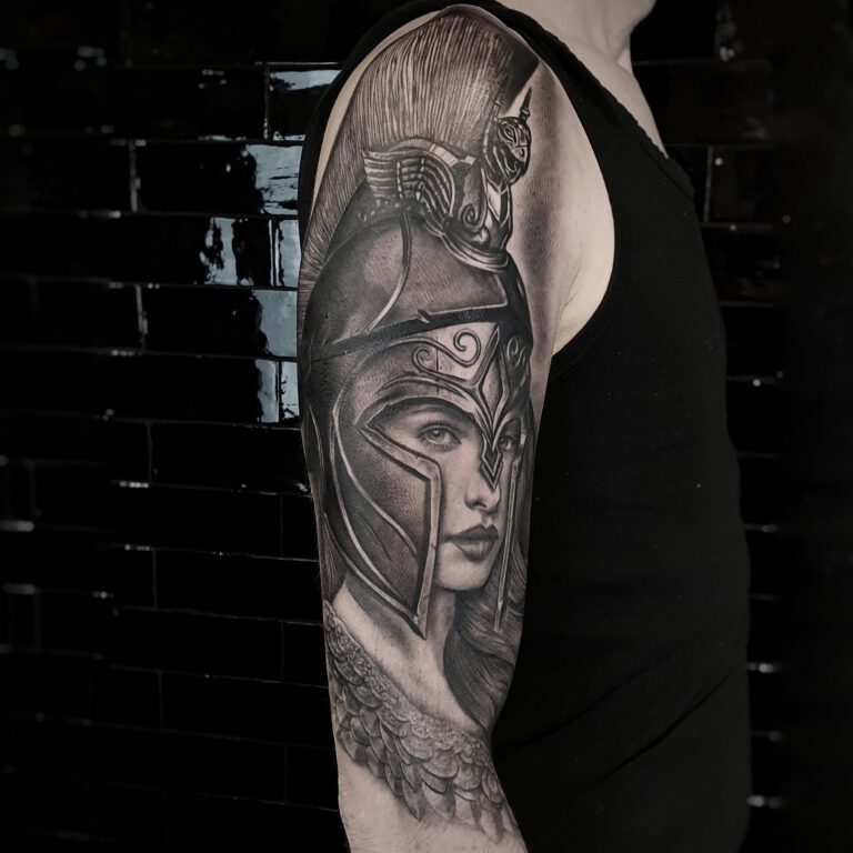 Athena in Spartaanse Helm Bovenarm Tatoeage door Marloes Lupker