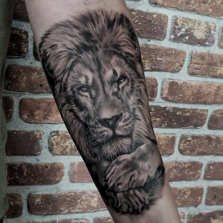 realistic lion tattoo by Marloes Lupker