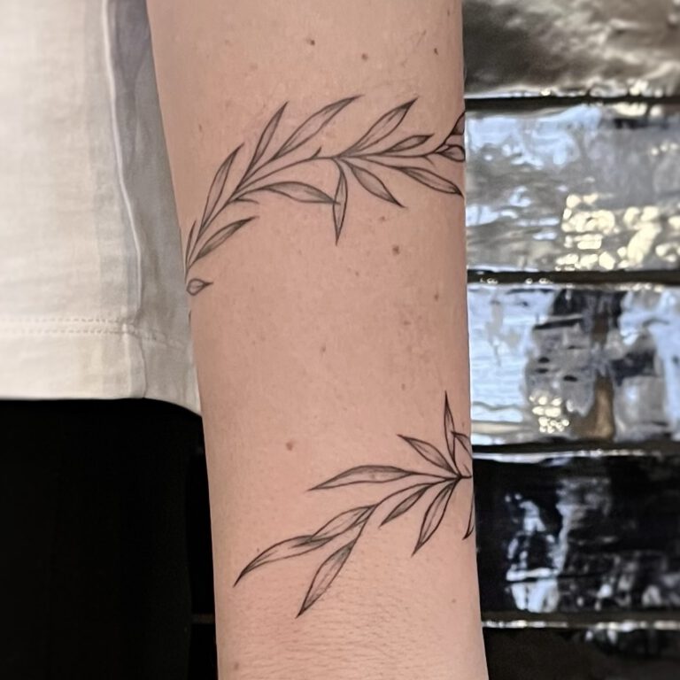 Leaf bracelet tattoo by Cleo Vlaming