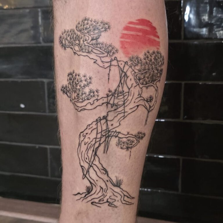 Tatoeage van een Japanse jeneverbesboom door Kjell Ziesemer