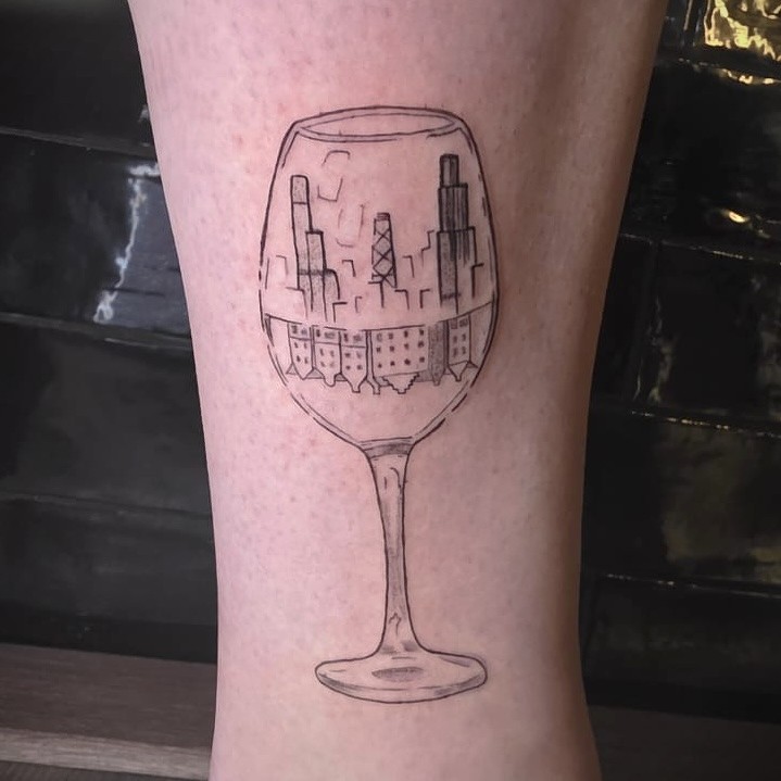 wijnglas met weerspiegeling van de stad – ‘Fineline Tattoo’ van Kjell Ziesemer