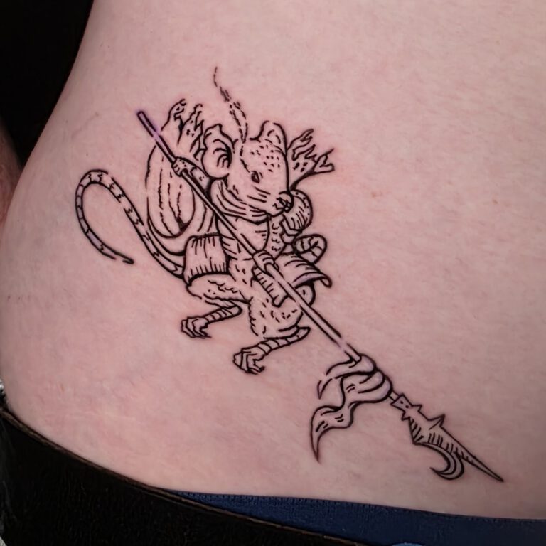 Tatoeage van een steekspelende muis in middeleeuwse stijl door Kjell Ziesemer