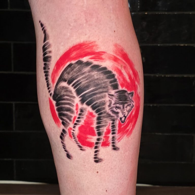 Tatoeage van een boze kat in sumi-e-stijl door Kjell Ziesemer