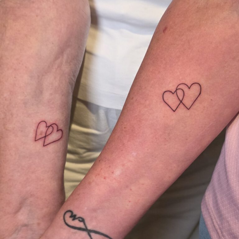 moeder en dochter tattoo kleine hartjes door Kjell Ziesemer Tattoo